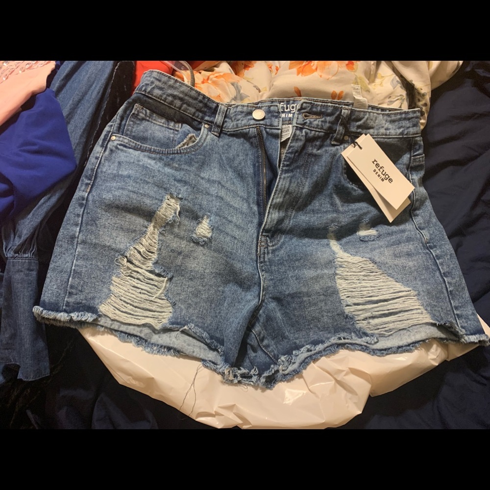 Short denim with cuts on front